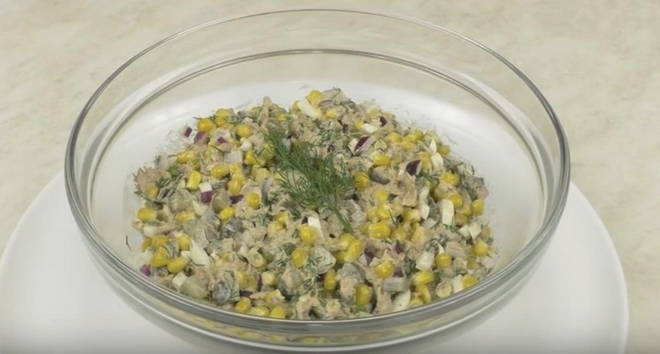 Салат с тунцом огурцом и кукурузой