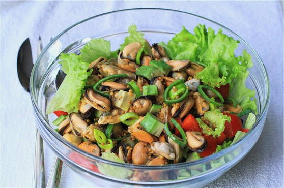 Сочный диетический салат с мидиями и авокадо для здорового питания