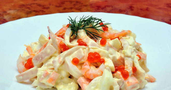 Салат с кальмарами, креветками и красной икрой