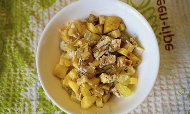 Салат с курицей и ананасами без майонеза