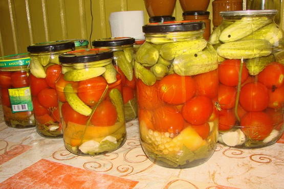 Консервирование ассорти из помидоров и огурцов на зиму, очень вкусные | Простые рецепты с фото