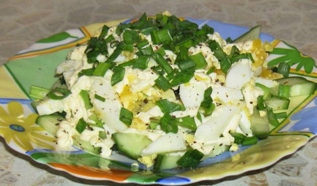 Салат с авокадо, огурцом и яйцом