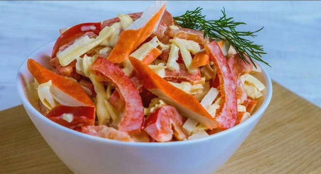 Оригинальный крабовый салат с кальмарами и болгарским перцем