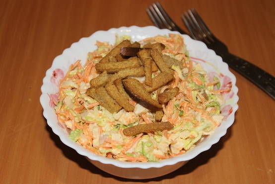 Салат с пекинской капустой, колбасой и сухариками