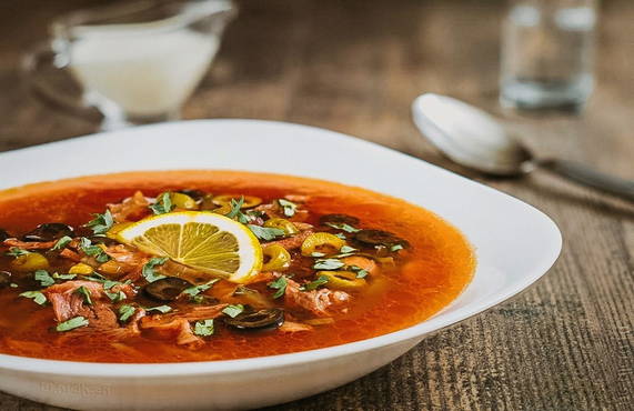 Как приготовить Суп солянка мясная с колбасой, солеными огурцами и оливками просто рецепт пошаговый