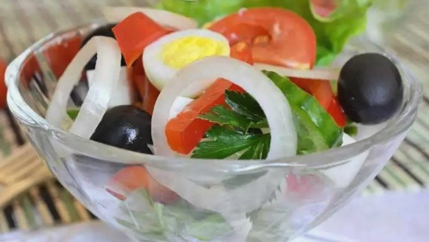 Греческий салат с яйцом
