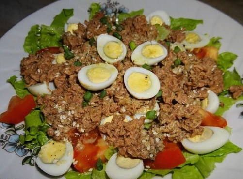 Салат с тунцом и перепелиными яйцами