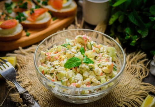 Рецепт: Овощной салат с тунцом - Легкий, но очень сытный. Белок + клетчатка = идеальный ужин.