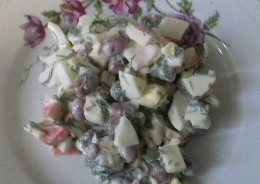 Крабовый салат с фасолью