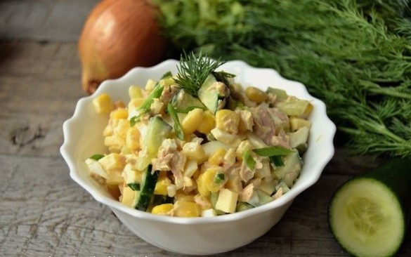Салат с тунцом кукурузой и свежим огурцом
