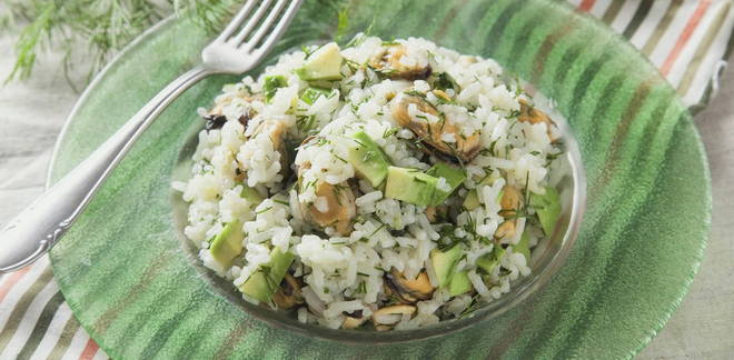 Салат с мидиями и рисом