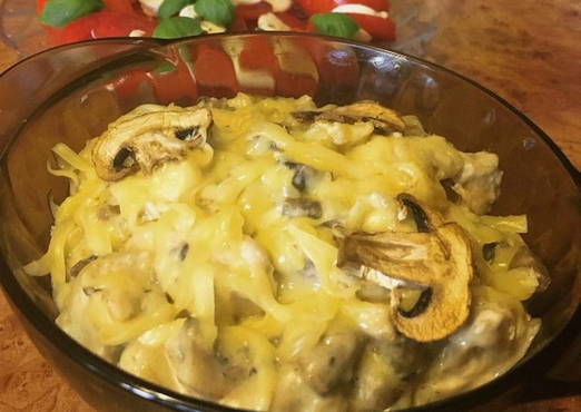 Жульен с курицей, грибами, сметаной и сыром на сковороде