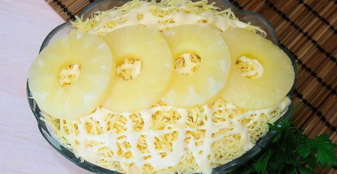 Как приготовить Салат с курицей, ананасами, сыром, яйцом и грецким орехом рецепт пошагово