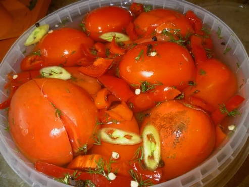 Заготовки на зиму: помидоры с чесноком внутри