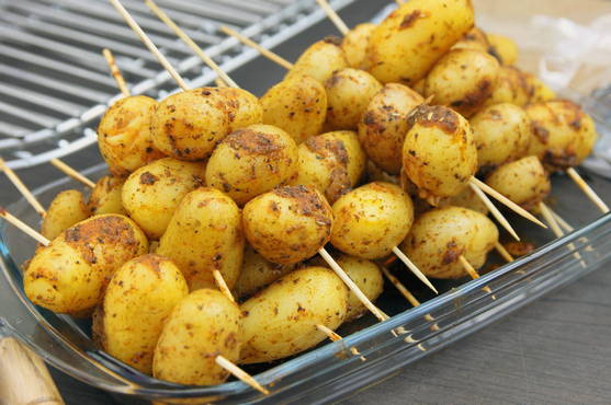 Отварная картошка, поджаренная на мангале