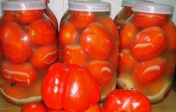 Соленые помидоры с аспирином под капроновой крышкой