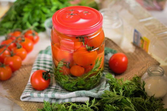 Рецепт быстрой засолки томатов № 1. Называется он «Солёные помидоры с пряностями»