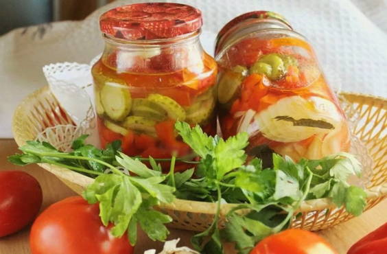 Салат из огурцов с луком и чесноком на зиму - рецепт с пошаговыми фото