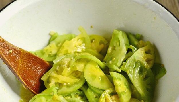 Салат из зеленых помидоров без варки
