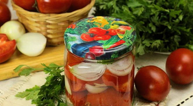 Рецепт помидор дольками с луком и маслом на зиму