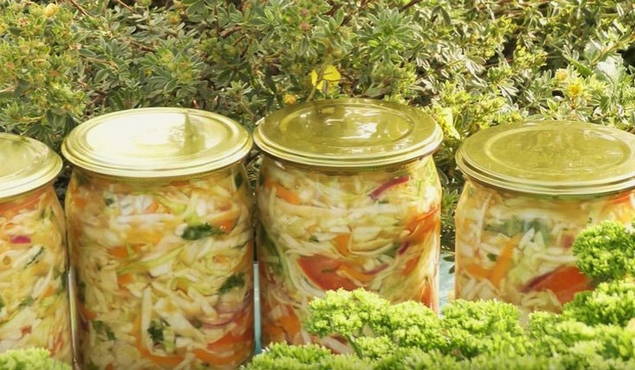Ингредиенты для «Салат из капусты с горячей заливкой»: