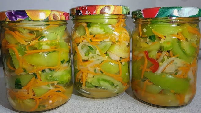Способ приготовления салата из зелёных помидоров с луком и перцем на зиму.