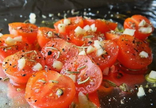 Салат из огурцов и помидор с оливковым маслом