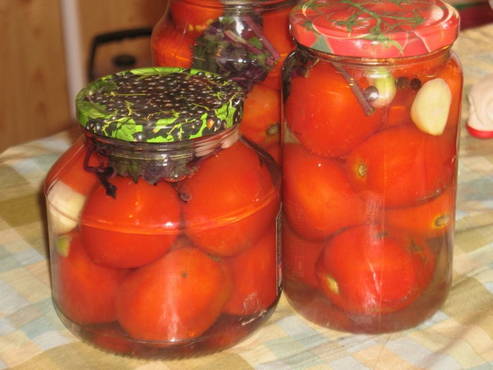 Маринованные помидоры с базиликом и чесноком