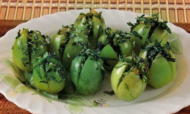 Зелёные помидоры с чесноком на зиму — рецепт с фото пошагово