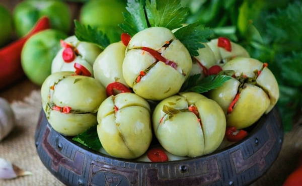 Рецепты зеленых помидор с чесноком – приготовление на зиму в банках