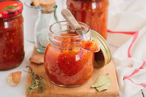 Перец в томатном соусе с чесноком