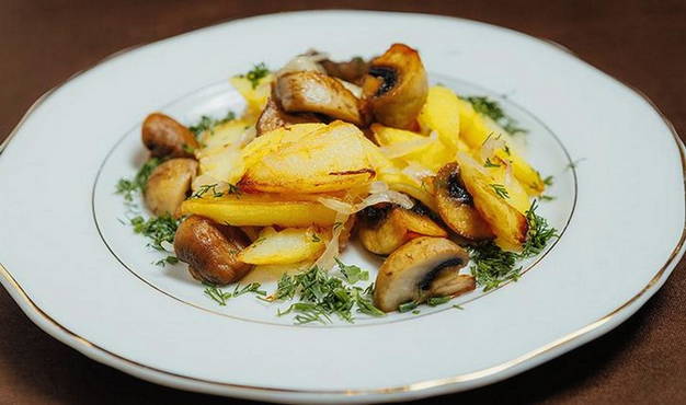 Картофель жареный с белыми грибами