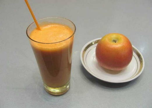 Яблочно-морковный сок с мякотью через соковыжималку