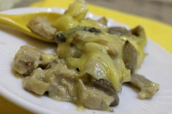 Жульен с курицей и грибами на сковороде со сливками