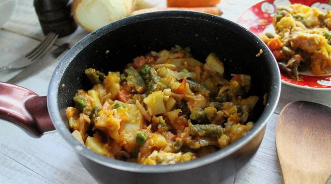 Овощное рагу с кабачками и картошкой на сковороде рецепт