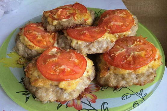 Котлеты в духовке с сыром и помидором или грибами – рецепт с пошаговыми фото