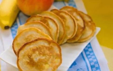 Как приготовить Оладьи с яблоками, бананами, яйцами и мукой на молоке просто рецепт пошаговый