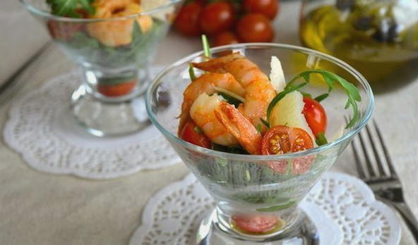 Салат с креветками, помидорами черри и рукколой