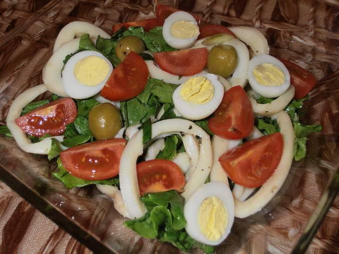Салат с кальмарами, яйцом, сыром и помидорами