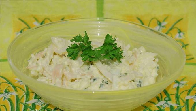 Салат с кальмарами, яйцом, плавленым сыром