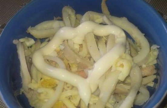 Салат с кальмарами, креветками, сыром и яйцом