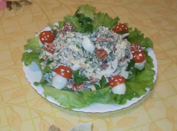 Салат с кальмарами, сыром и помидорами