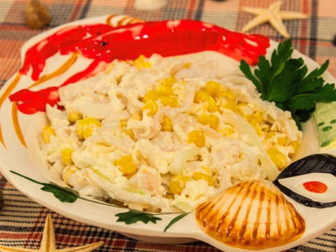 Салат с кальмарами и консервированной кукурузой