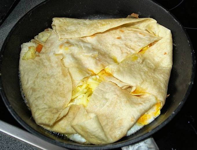 Лаваш с колбасой, сыром и яйцом на сковороде