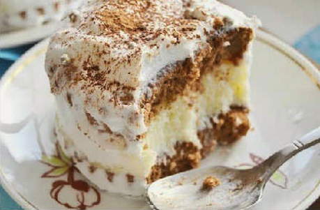 Рецепт: Творожный торт из печенья - Вкусный тортик с добавлением масла, сгущенки и изюма!