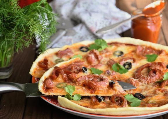 Тесто для пиццы без дрожжей на кефире: простой и быстрый рецепт основы