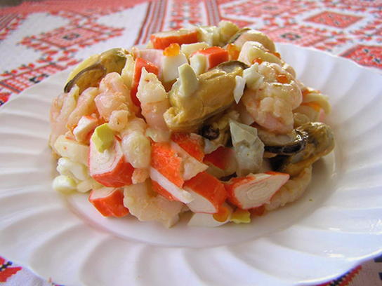 Салат из морепродуктов с креветками, кальмарами и мидиями