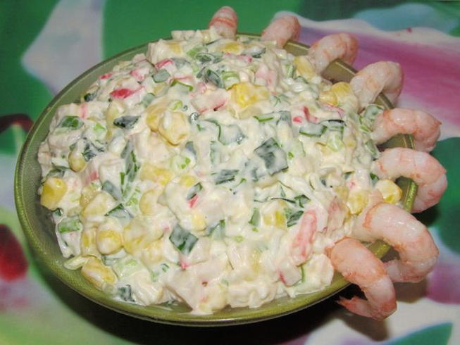 Салат с креветками, крабовыми палочками, кукурузой и яйцом