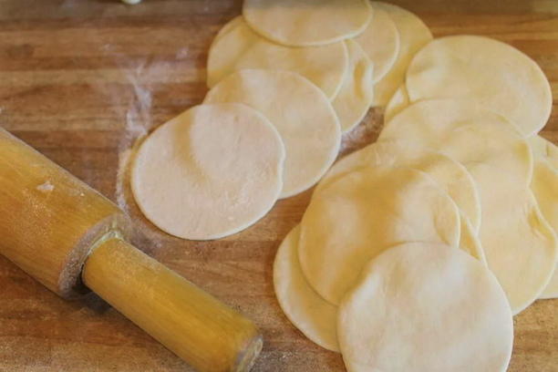 Как правильно сделать вкусное и нежное пельменное тесто
