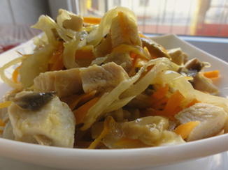 Салат с курицей, грибами и жареным луком